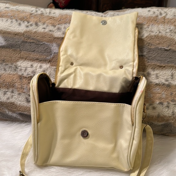 Cream purse. No Brand tag. - Picture 7 of 16